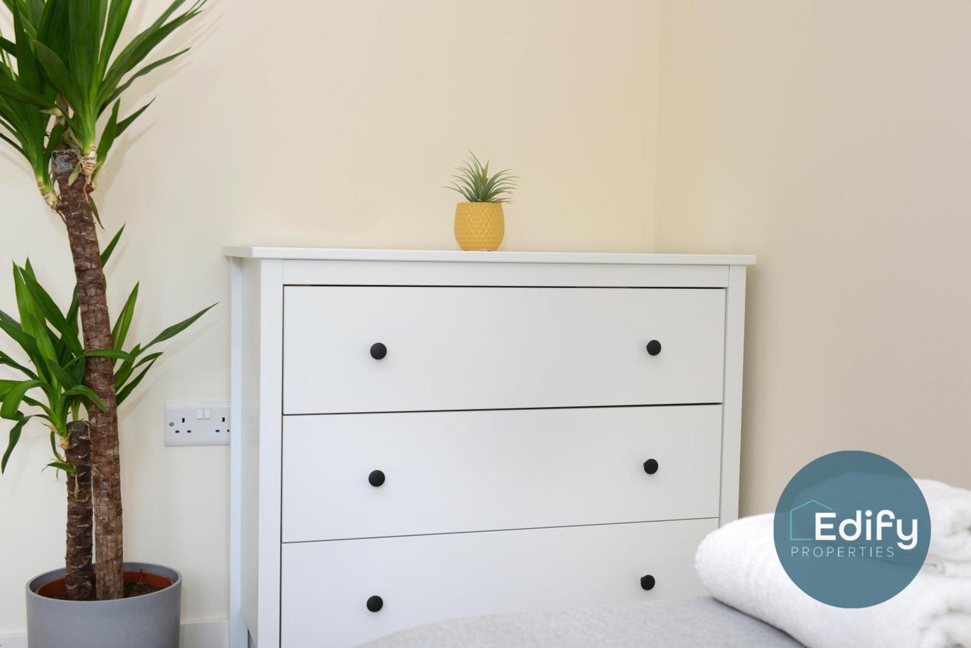 City Centre Townhouse, Sleeps 8, Free Parking 사우샘프턴 외부 사진