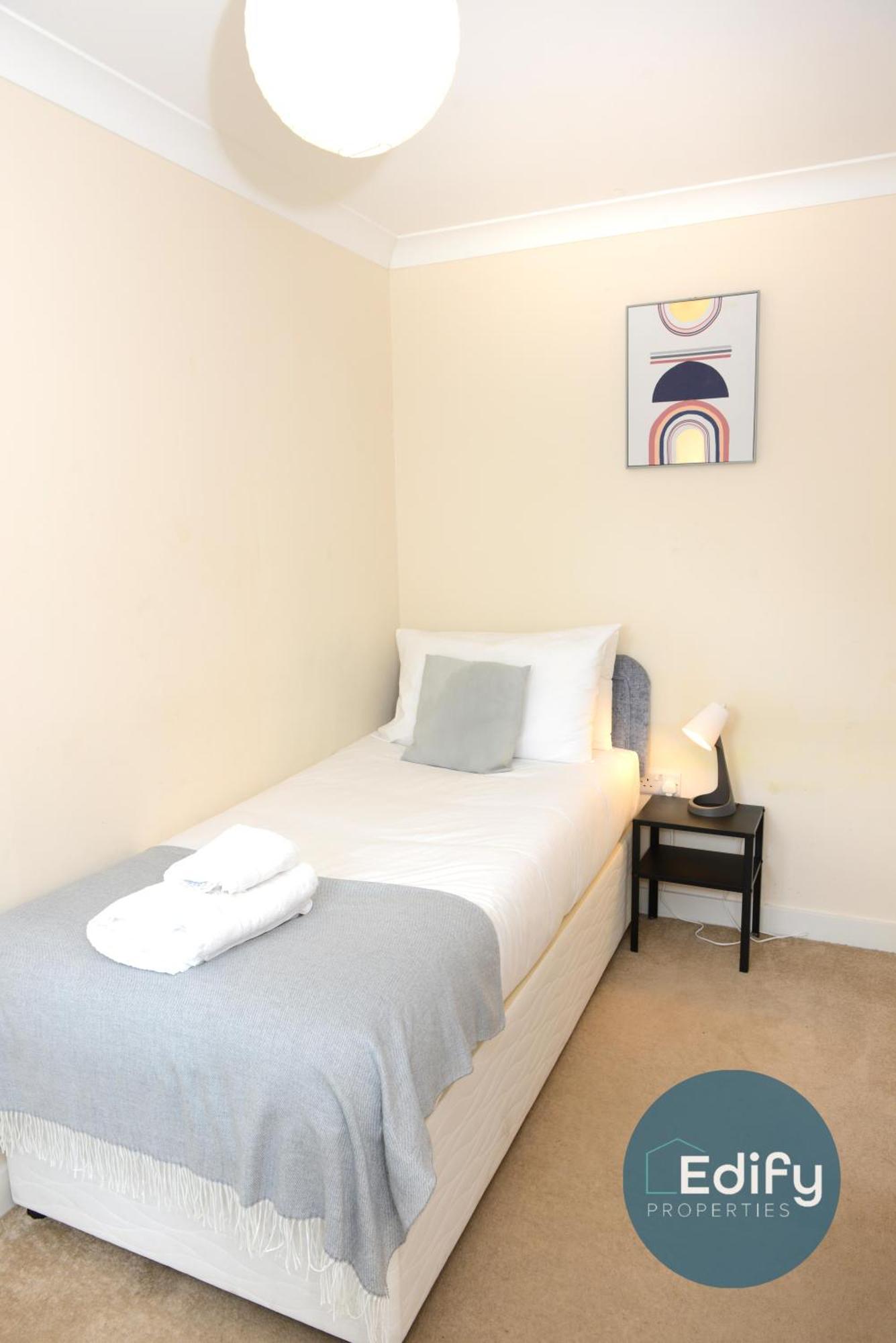 City Centre Townhouse, Sleeps 8, Free Parking 사우샘프턴 외부 사진