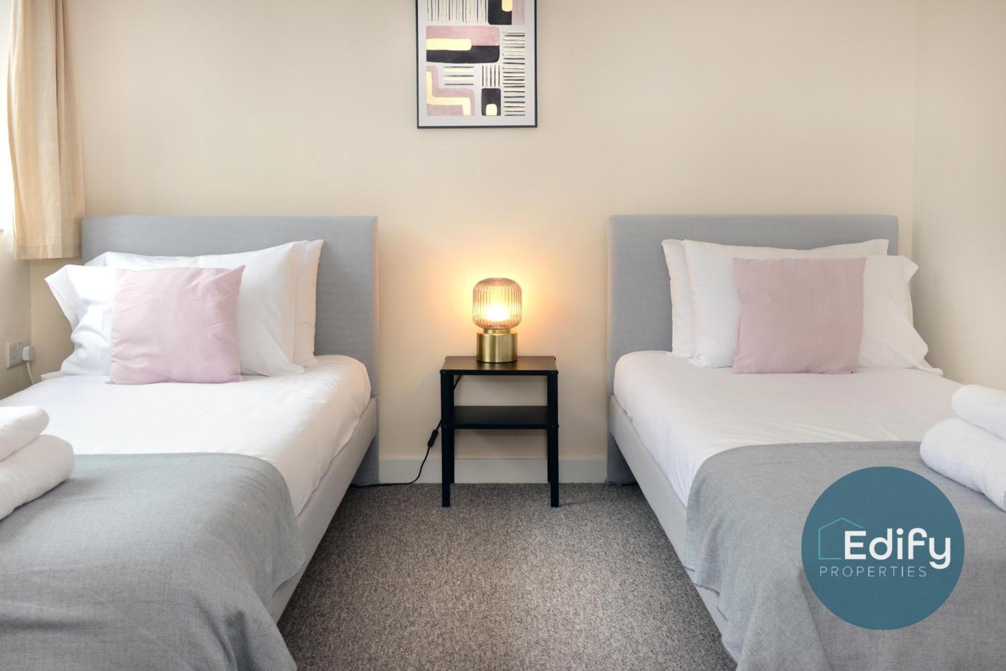 City Centre Townhouse, Sleeps 8, Free Parking 사우샘프턴 외부 사진